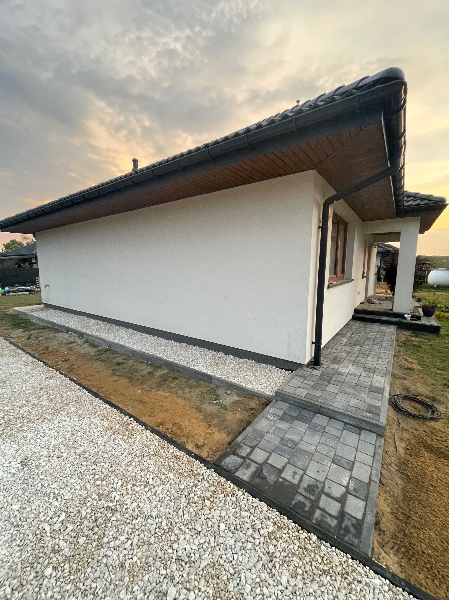 Opaska i podjazd wraz z odwodnieniem odprowadzonym do studni chłonnej