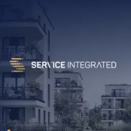 Grafika z nowoczesnymi budynkami apartamentowymi, zieleń na balkonach i trawnik przed budynkami. Logo 'Service Integrated' nałożone na budynki.