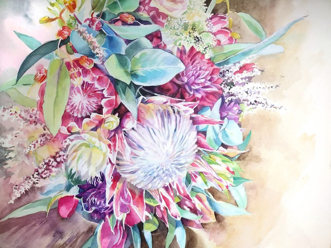 Akwarelowa ilustracja bukietu kwiatów w odcieniach różu, fioletu, zieleni i błękitu, z wyraźnymi pociągnięciami pędzla i delikatnym, rozmytym tłem.