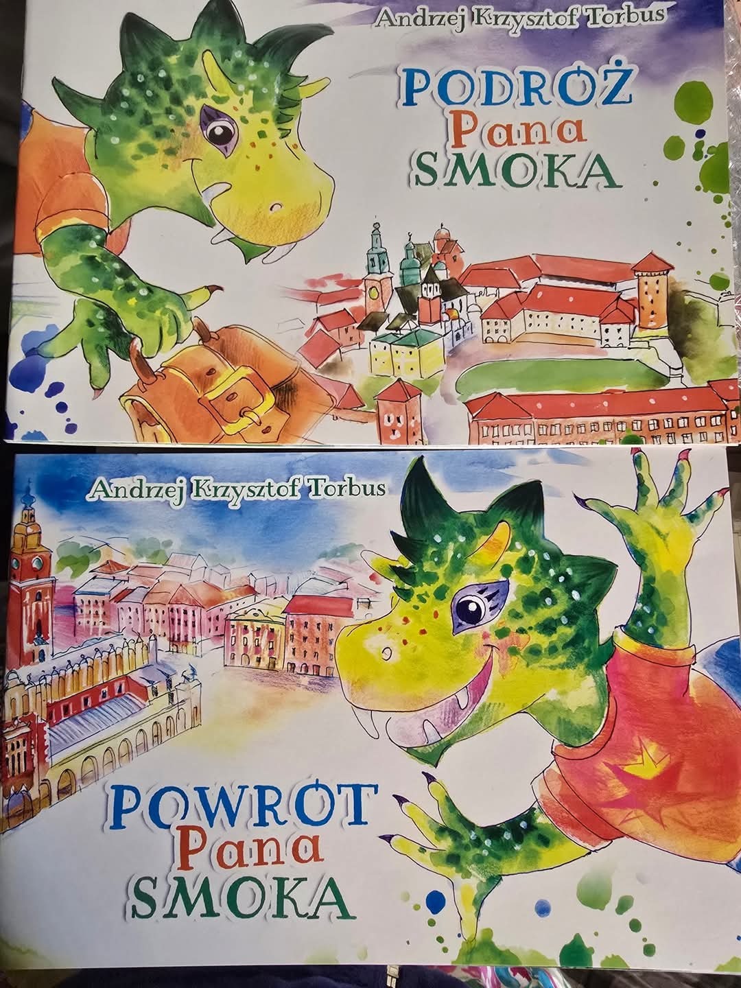 Dwie ilustracje książek dla dzieci z motywem smoka i krajobrazu miejskiego, prawdopodobnie z Zbuczyna, autorstwa Andrzeja Krzysztofa Torbusa: 'Podróż Pana Smoka' i 'Powrót Pana Smoka'.