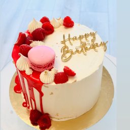 Tort malinowy z białą czekoladą 