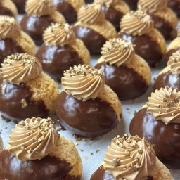 Ptysie z kremem czekoladowym i słonym karmelem 