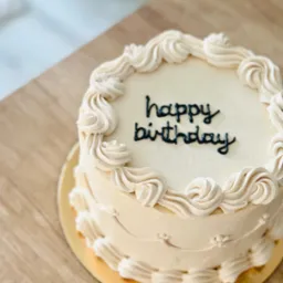 Tort truskawkowy z wanilią bourbon i biała czekolada