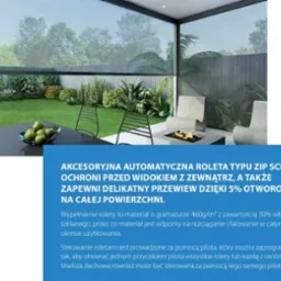 Zewnętrzna, automatyczna roleta typu zip screen chroniąca przed widokiem z zewnątrz, z delikatnym przewiewem, zamontowana na tarasie z widokiem na ogród z paleniskiem.