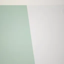 Ściana pomalowana na dwa kolory: miętowy i biały, widoczny fragment sufitu i podłogi, minimalistyczny design.