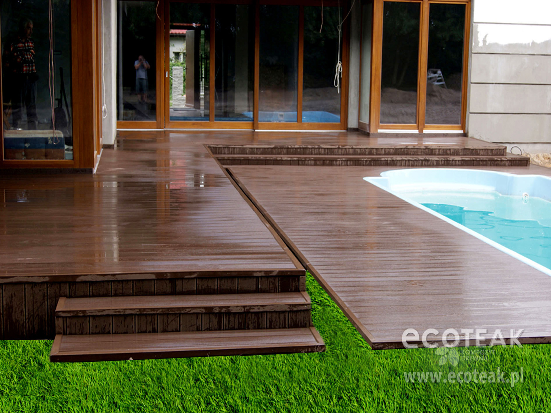 Kompozytowy taras w Budzistowie z brązowymi schodami prowadzącymi do basenu, widoczne duże przesuwne okna domu.