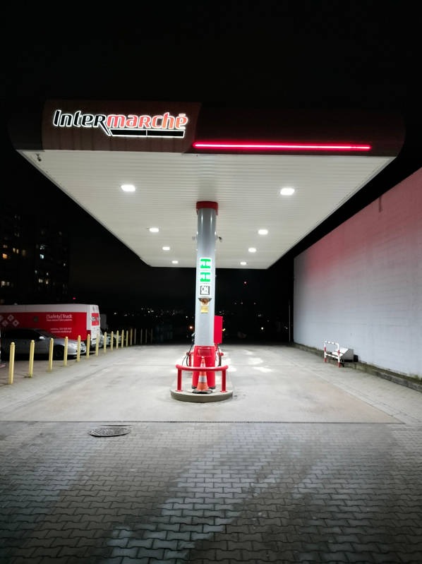 Montaż oświetlenia stacji paliw z zegarem astronomicznym.