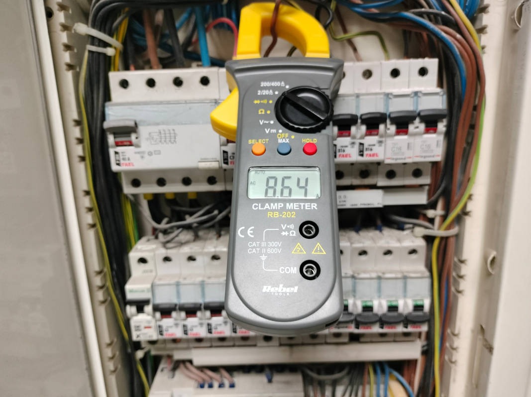 Pomiar przepływu prądu przez zabezpieczenie nadprądowe.