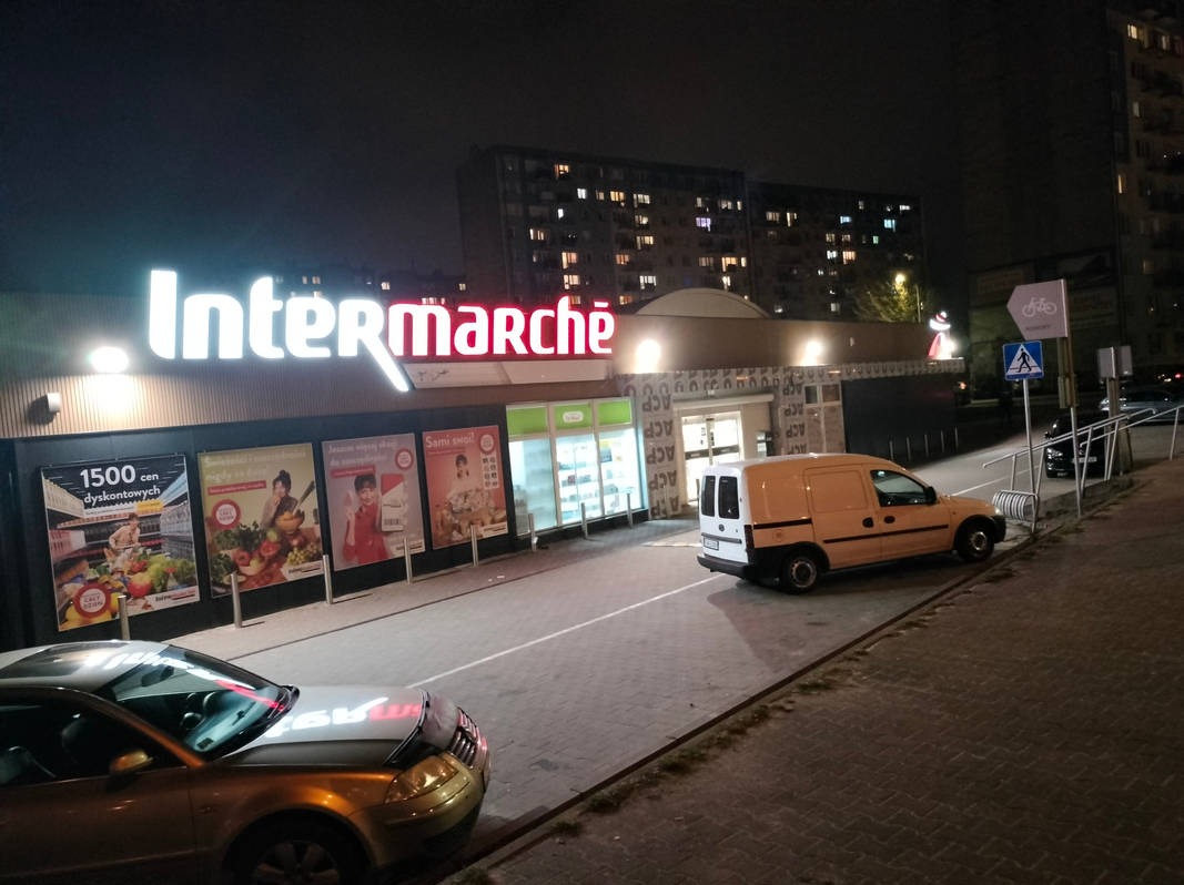 Montaż instalacji elektrycznej pod logo sklepu. Logo sterowane zegarem astronomicznym.