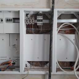 Wymiana instalacji elektrycznej w kamienicy.