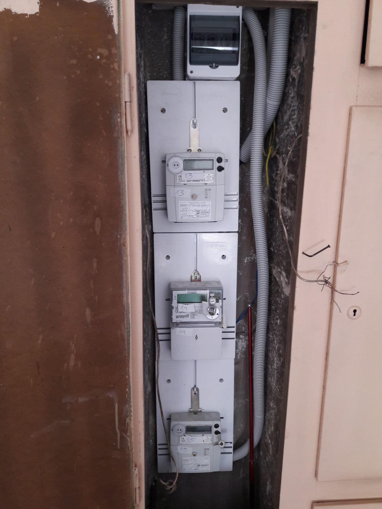 Wymiana tablic licznikowych wraz z zabezpieczeniami w bloku.