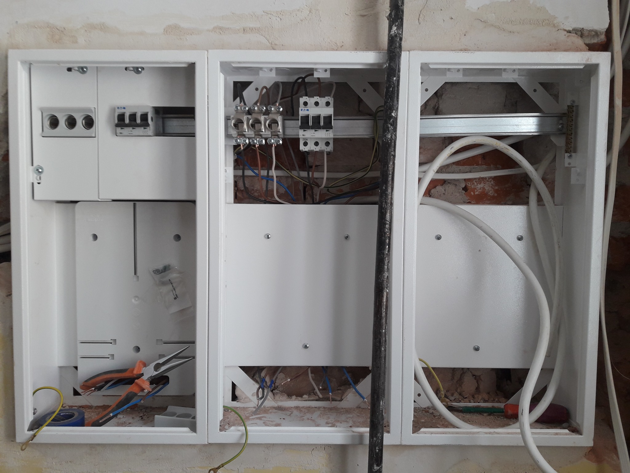 Wymiana instalacji elektrycznej w kamienicy.