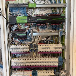 Instalacja w trakcie montażu