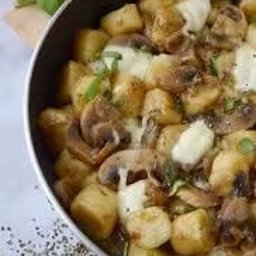 Kopytka z kurczakiem i sosem pieczarkowym