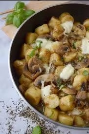 Kopytka z kurczakiem i sosem pieczarkowym