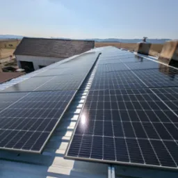 Zdjęcie z instalacji 30kW. Stary budynek z krzywym dachem.