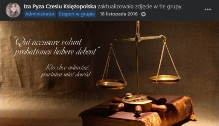 Złote wagi sprawiedliwości ustawione na starej, oprawnej w skórę księdze z łacińskim cytatem 'Qui accusare volunt probationes habere debent' i tłumaczeniem na język polski 'Kto chce oskarżać...
