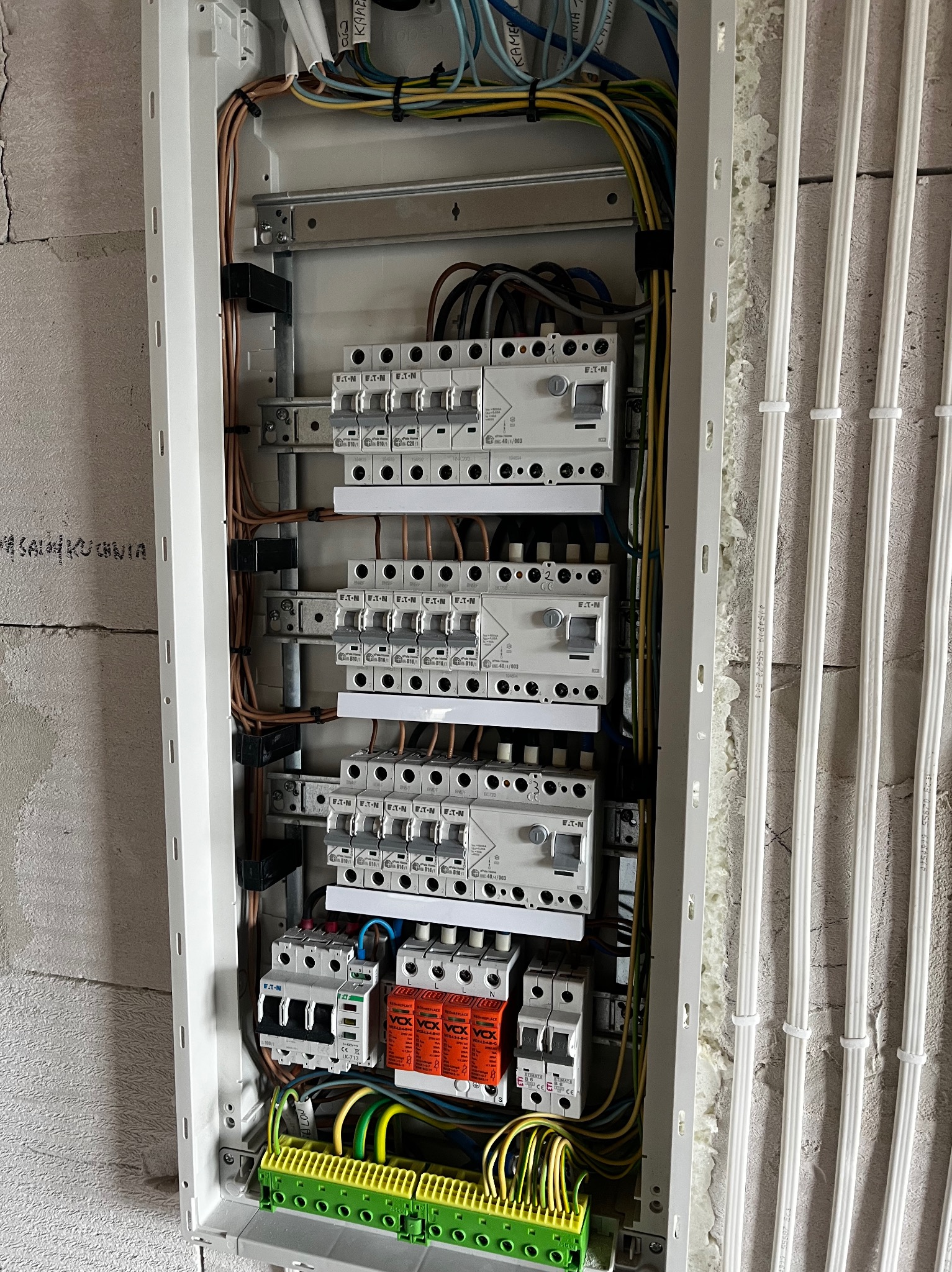 Rozdzielnia elektryczna po montażu w Golina. Widoczne bezpieczniki Eaton, przewody i listwy zaciskowe. Instalacja wykonana schludnie i profesjonalnie.