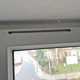 Otwory pod nawiewnik frezuję specjalną frezarką.