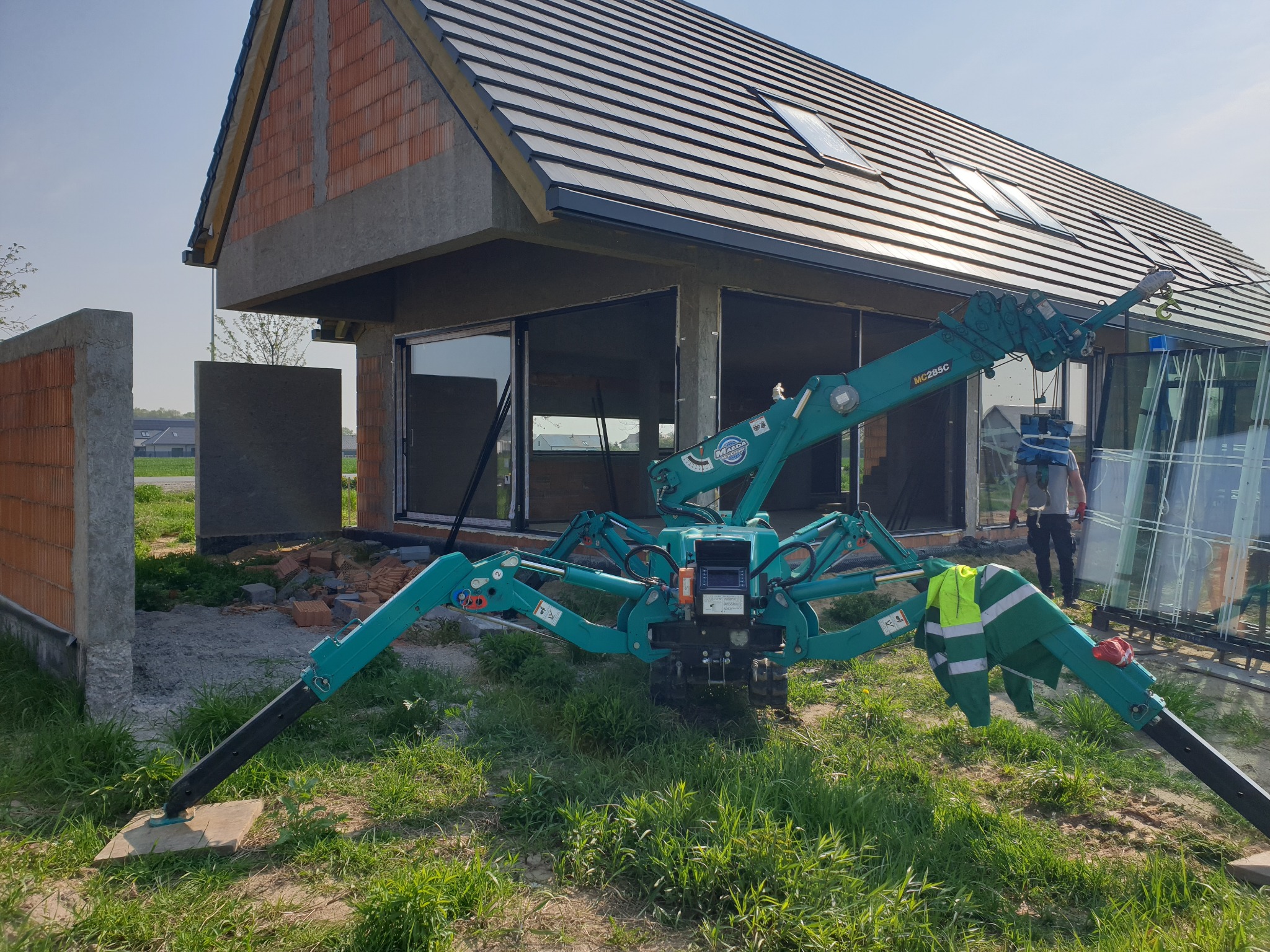 Pakiety szybowe powyżej 100 kg szklone są za pomocą manipulatora do szyb.