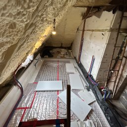 DAW-MAT Dawid Hanuszek - Poddasze ocieplone pianą PUR, z rozłożonym systemem ogrzewania podłogowego na folii z siatką, przygotowane do montażu płyt izolacyjnych.