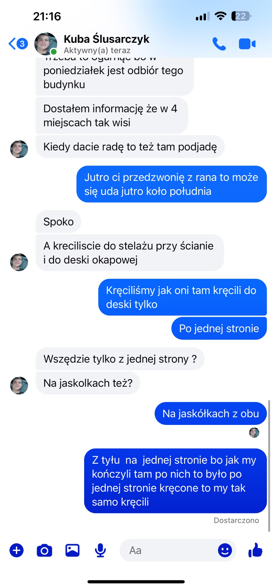 Zrzut ekranu rozmowy o montażu deski okapowej i stelażu w Krzczonowie. Ustalenia co do szczegółów technicznych i terminu odbioru budynku.