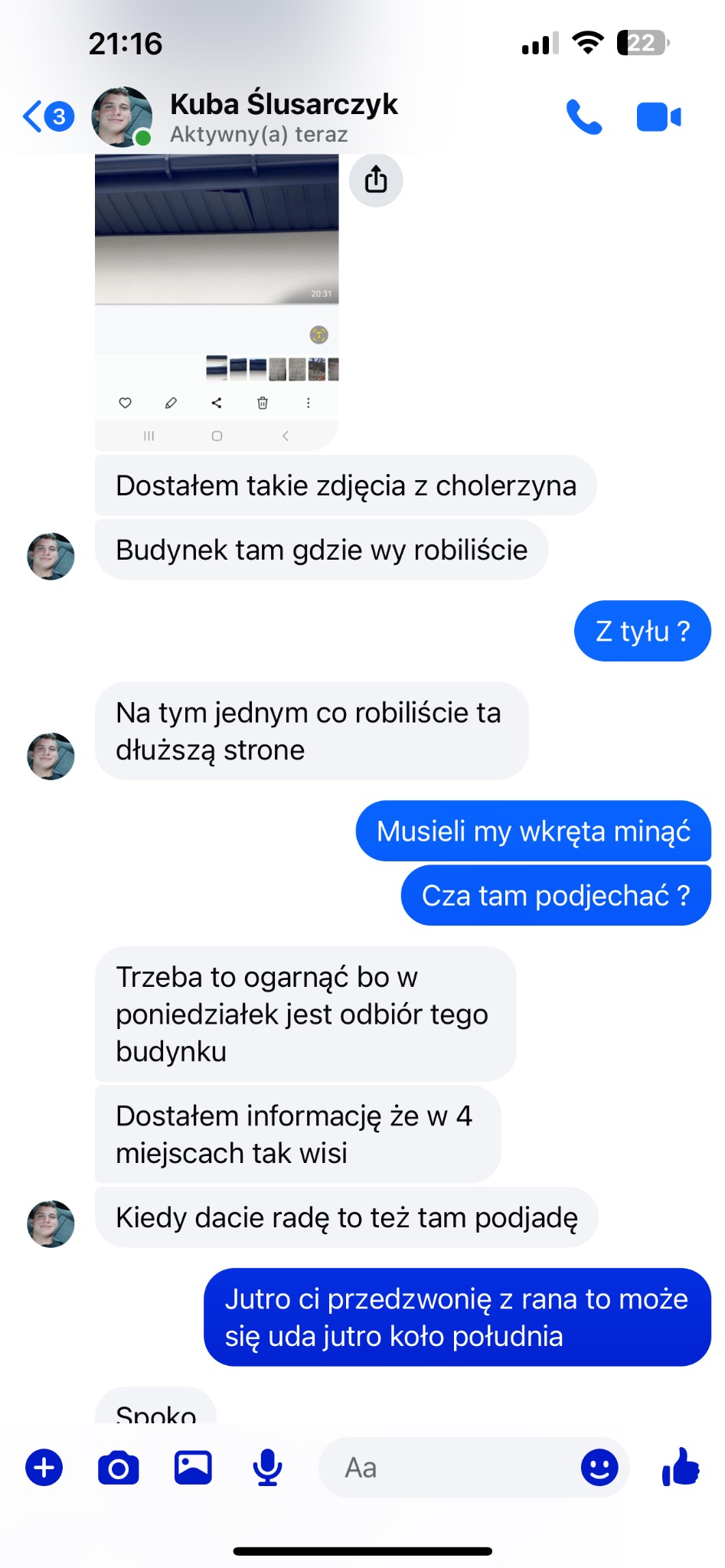 Zrzut ekranu konwersacji z widocznym zdjęciem rynny i fragmentu elewacji budynku. Na zdjęciu widać problem z montażem rynny.