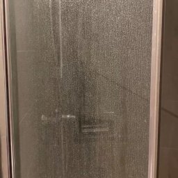 SANMIR SPÓŁKA Z OGRANICZONĄ ODPOWIEDZIALNOŚCIĄ - Silnie zabrudzona kabina prysznicowa, widoczne zacieki i osad z mydła, z dopiskiem 'PRZED' w lewym dolnym rogu.