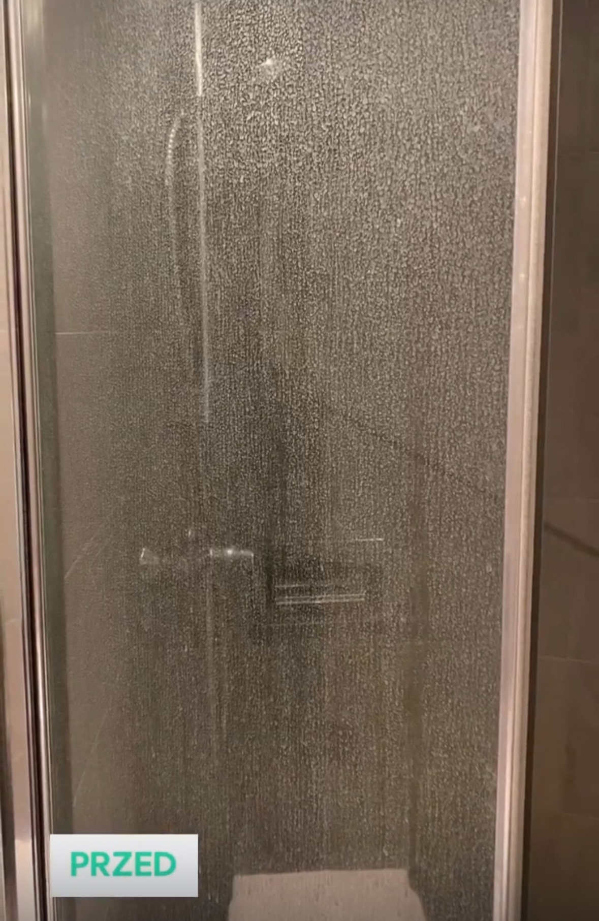 Silnie zabrudzona kabina prysznicowa, widoczne zacieki i osad z mydła, z dopiskiem 'PRZED' w lewym dolnym rogu.