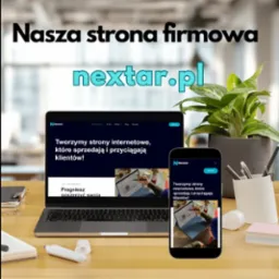 Laptop i smartfon wyświetlające stronę internetową Nextar.pl na drewnianym biurku z rośliną doniczkową i przyborami biurowymi.