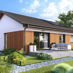Coloseum Pro sp. z o.o. - Parterowy dom z białymi ścianami i drewnianą elewacją, brązowy dach z panelami słonecznymi, taras z meblami ogrodowymi, zadbany ogród z kamienną ścieżką.