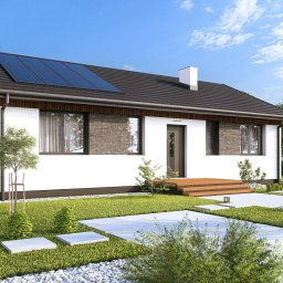 Coloseum Pro sp. z o.o. - Wizualizacja parterowego domu z panelami słonecznymi na dachu, otoczonego zadbanym ogrodem z kamiennymi ścieżkami i drewnianym tarasem przed wejściem.