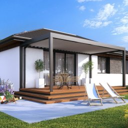 Coloseum Pro sp. z o.o. - Wizualizacja parterowego domu z białymi ścianami, drewnianym tarasem z pergolą, meblami ogrodowymi i dwoma leżakami na tle zadbanego trawnika i błękitnego nieba.