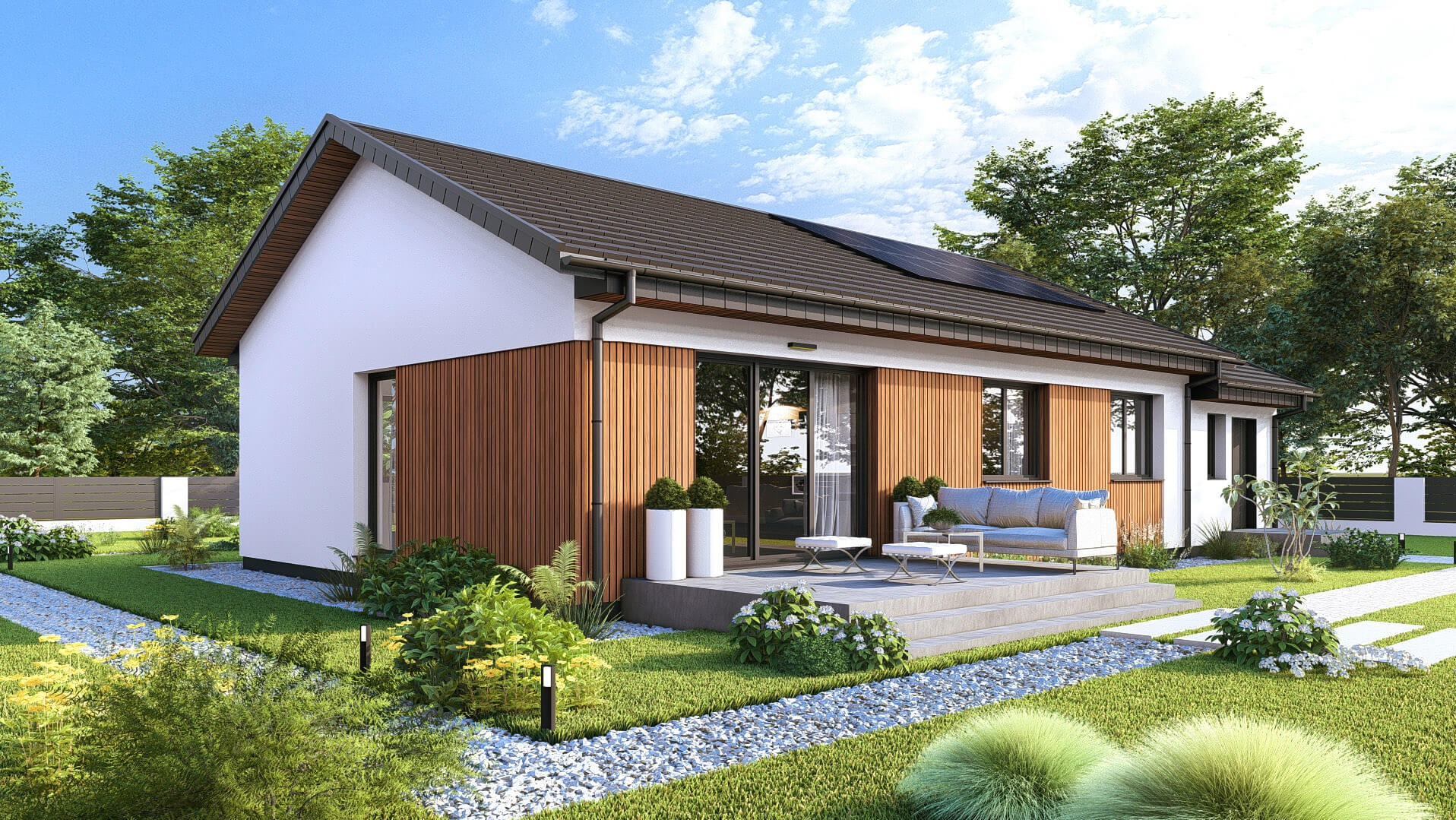 Parterowy dom z białymi ścianami i drewnianą elewacją, brązowy dach z panelami słonecznymi, taras z meblami ogrodowymi, zadbany ogród z kamienną ścieżką.