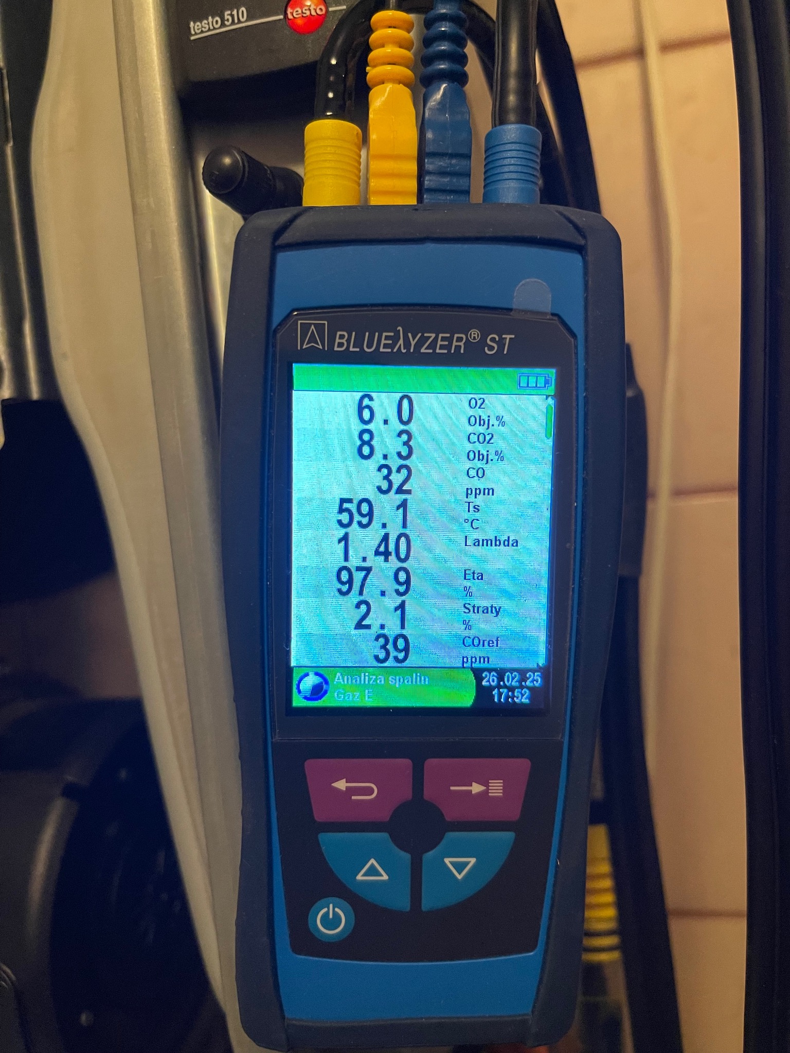 Analizator spalin BlueLyzer ST z widocznymi parametrami pomiaru gazu, używany podczas serwisu pieców gazowych. Wyświetlacz z wynikami pomiarów.