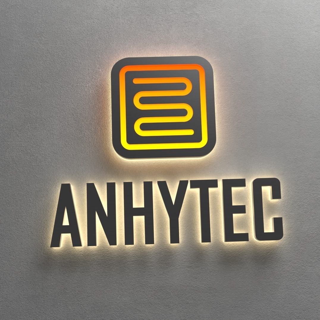 Podświetlane logo firmy ANHYTEC na szarej ścianie z fakturą, przedstawiające schemat rur w kwadratowej obudowie.