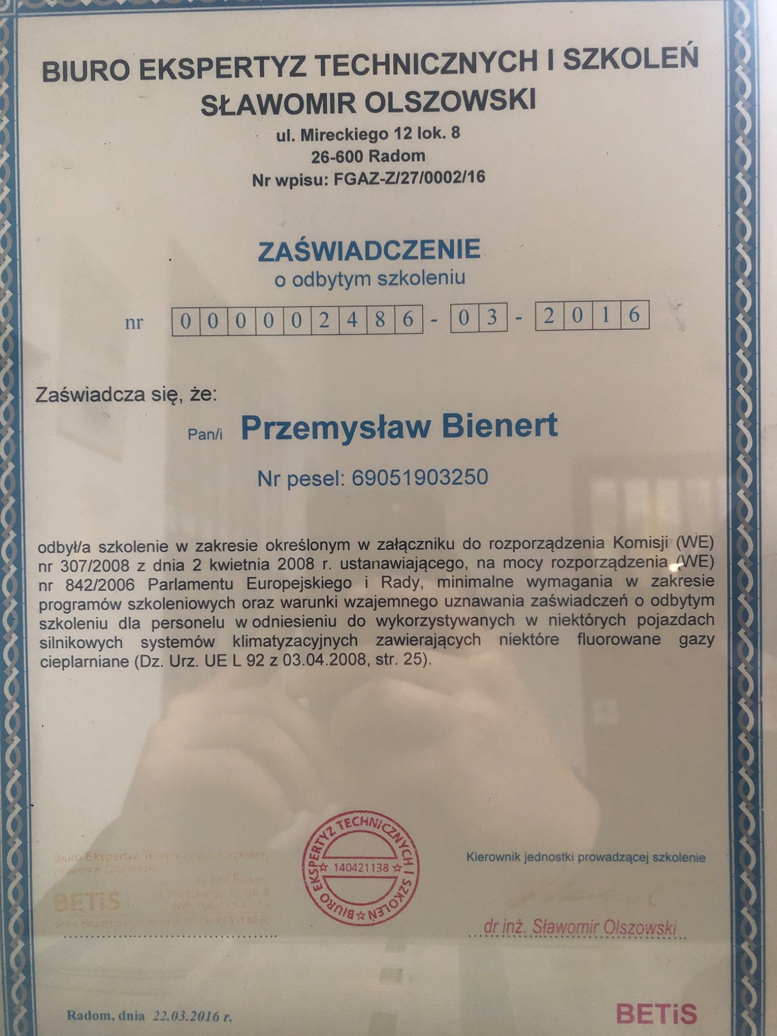 Skan zaświadczenia o ukończeniu szkolenia przez Przemysława Bienerta w zakresie systemów klimatyzacyjnych zawierających fluorowane gazy cieplarniane, wydane przez Biuro Ekspertyz Technicznych...