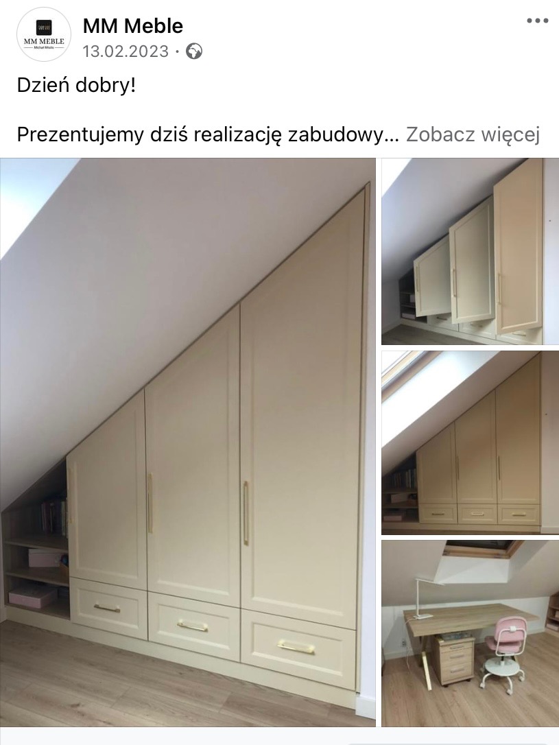 Zabudowa pod skosem z kremowymi frontami, złotymi uchwytami i otwartymi półkami po lewej stronie, widok z bliska na tle podłogi z paneli.