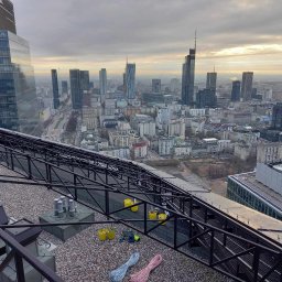 Mycie przeszkleń oraz doczyszczanie kamienia na budynku Skyliner 