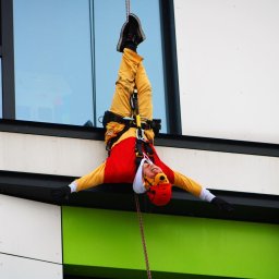 Zabawianie dzieci chorych na nowotwory na UCK Warszawa dla Wośp alpiniści 