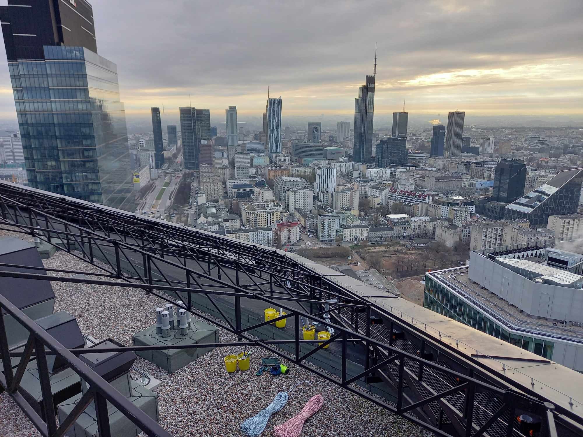 Mycie przeszkleń oraz doczyszczanie kamienia na budynku Skyliner