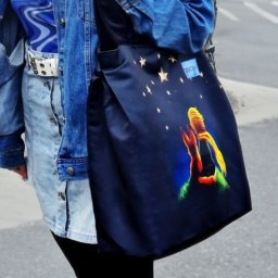 TairutoysSew - Granatowa torba na ramię z motywem Małego Księcia i gwiazd, noszona przez osobę w dżinsowej kurtce i spódnicy.