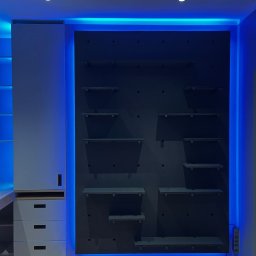 Nietypowa ściana z regulowanymi półkami i podświetleniem LED-RGB
