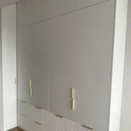 Szafa w zabudowie, szuflady fronty ryflowane biały mat plus złote uchwyty