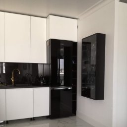 Kuchnia fronty lakierowane biały mat z czarnymi dodatkami