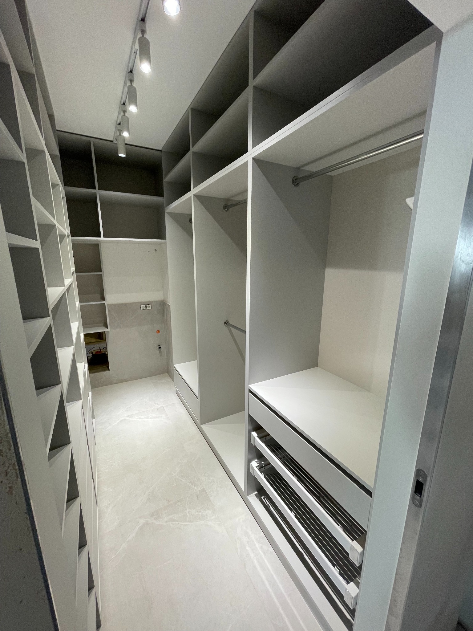 Garderoba wykonana z płyty meblowej szarej U112PE