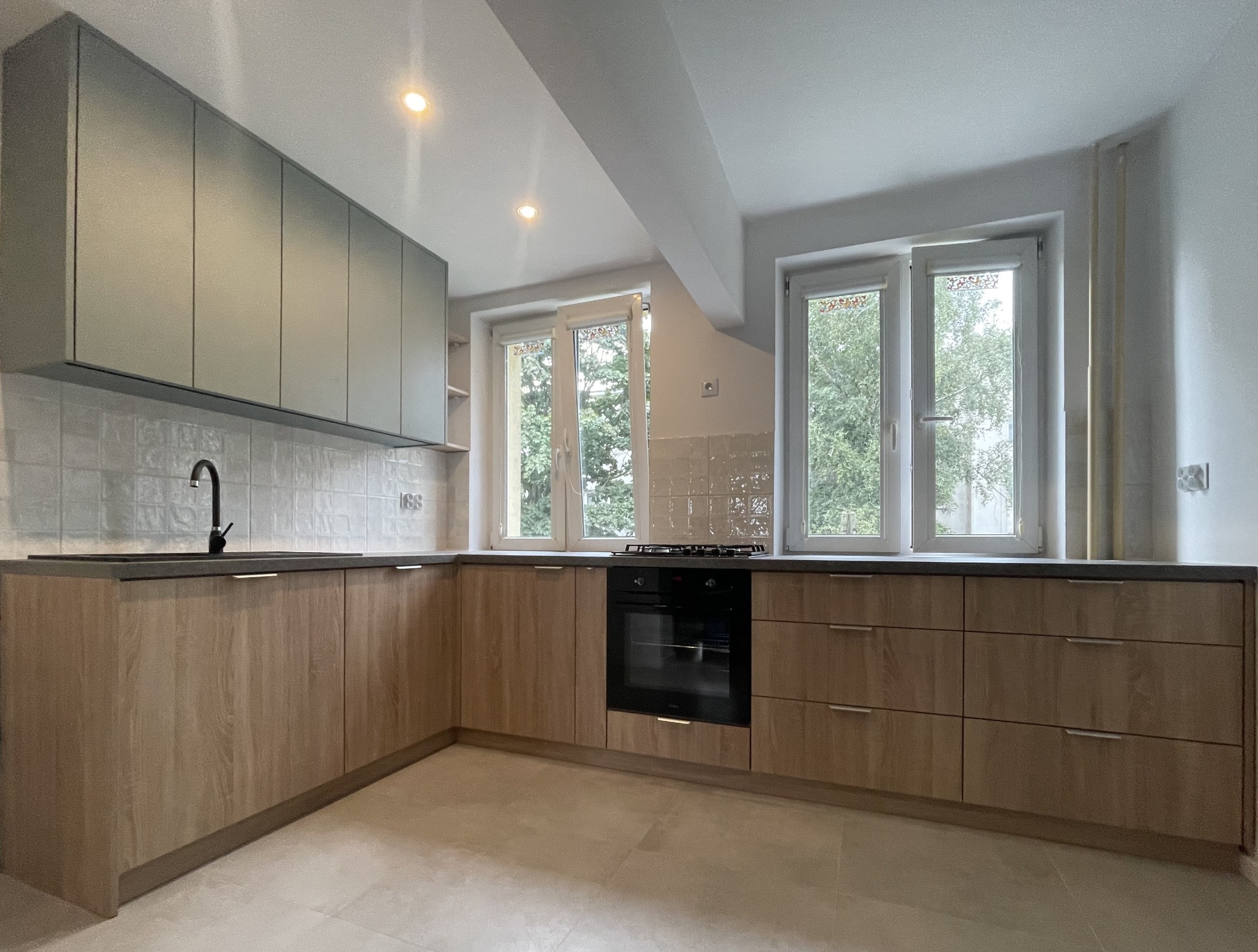 Kuchnia, wykonana z płyty Dąb Sonoma oraz Błękitny Zmierzch K097 SU