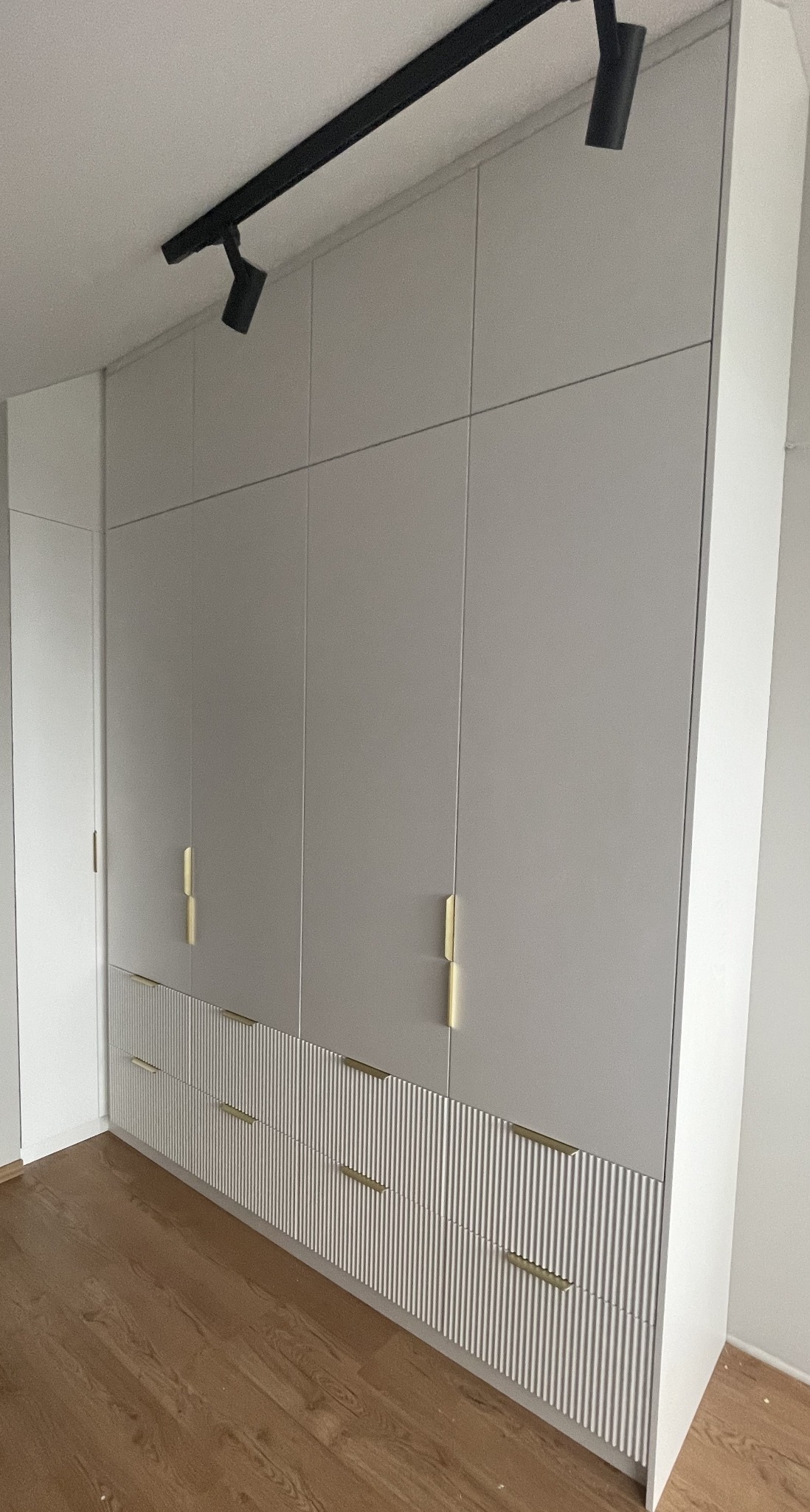Szafa w zabudowie, szuflady fronty ryflowane biały mat plus złote uchwyty