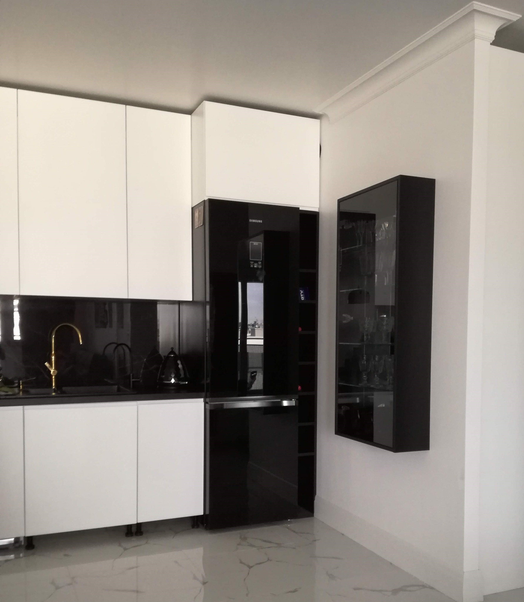 Kuchnia fronty lakierowane biały mat z czarnymi dodatkami