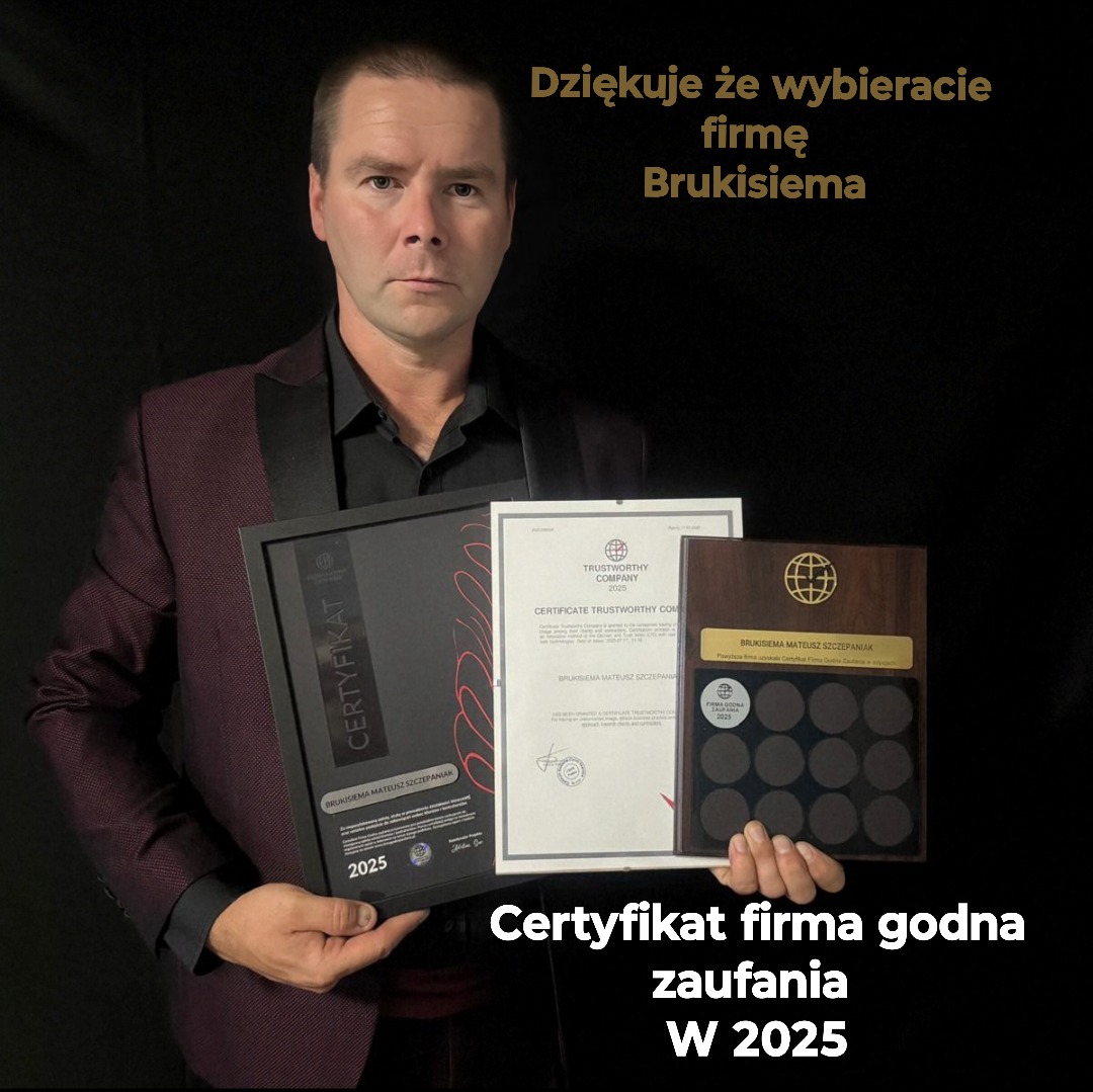 Mężczyzna w bordowej marynarce prezentuje certyfikaty i nagrody firmy Brukisiema Mateusz Szczepaniak, w tym wyróżnienie 'Firma Godna Zaufania 2025'.